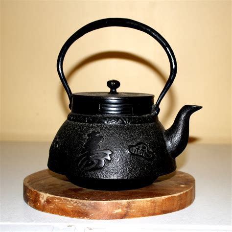 These traditional Japanese teapots have a finely enameled interior to avoid the risk of oxidation. . Japanese teapot